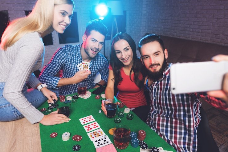 Tampilan permainan slot Jewels of Prosperity dengan simbol-simbol harta karun